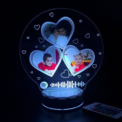 Лампа с три снимки и код за песен в Spotify
