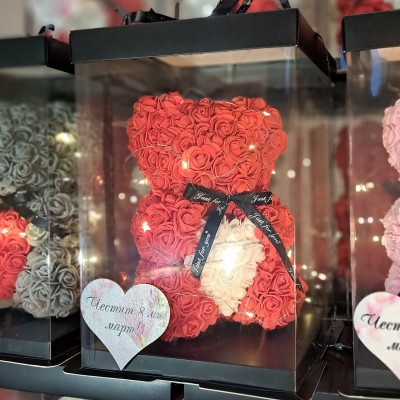 Червено мече от рози със сърчице и лампички в луксозна опаковка