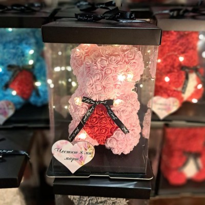 Розово мече от рози със сърчице и лампички в луксозна опаковка